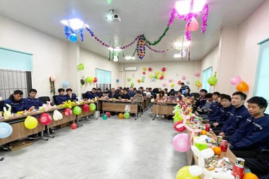 JWELL pozdraví nový rok s požehnáním a smíchem